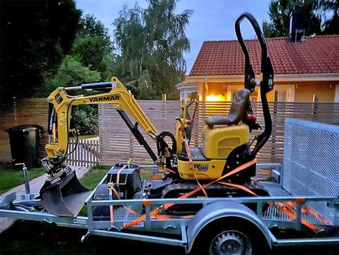 Maskinsläp lastat med minigrävare Yanmar SV08 stulet i Höllviken öster om Falsterbo